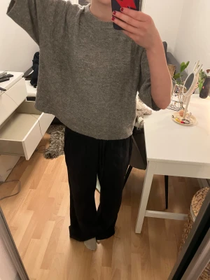 Grå stickad tröja med halvärm - Säljer denna tröja från lager 157, knappt använd och i mycket bra skick!💕storlek S men skulle absolut kunna passa M också!