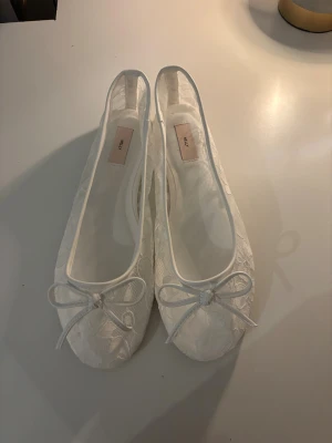 Ballerinaskor😇 - Vita ballerina skor som aldrig använts. De är i storlek 38 ifrån Nelly🤍🤍🤍🤍