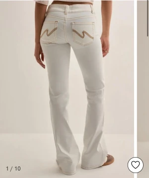 Vita Low Waist bootcut stitch jeans från Nelly - Vita jeans från Nelly i modellen ”Low waist bootcut stitch jeans” och storlek 34, kan även byta mot ett par i storlek 32