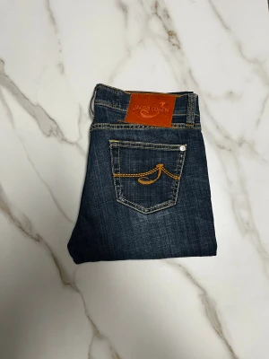 Jacob Cohen jeans - Säljer nu ett par riktigt feta Jacob Cohen jeans. Storlek W29. Mått om längd och waist är i bilderna. Om du har några funderingar sånär det var att  fråga på! ❇️