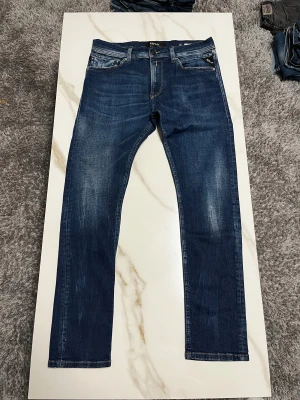 Replay jeans - Säljer kuvert par riktigt feta replay jeans. Storlek W32, L30. Om du har några fler funderingar så är det bara att fråga på! ❇️