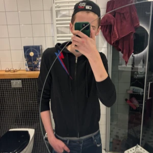 Hoddie - Limited edition hoodie i storlek S, gjord av mjukt och exklusivt kashmir. Svart design med en röd/blå blixt på axeln. Unik, bekväm och mycket svår att få tag på. Perfekt för dig som vill ha något riktigt speciellt.