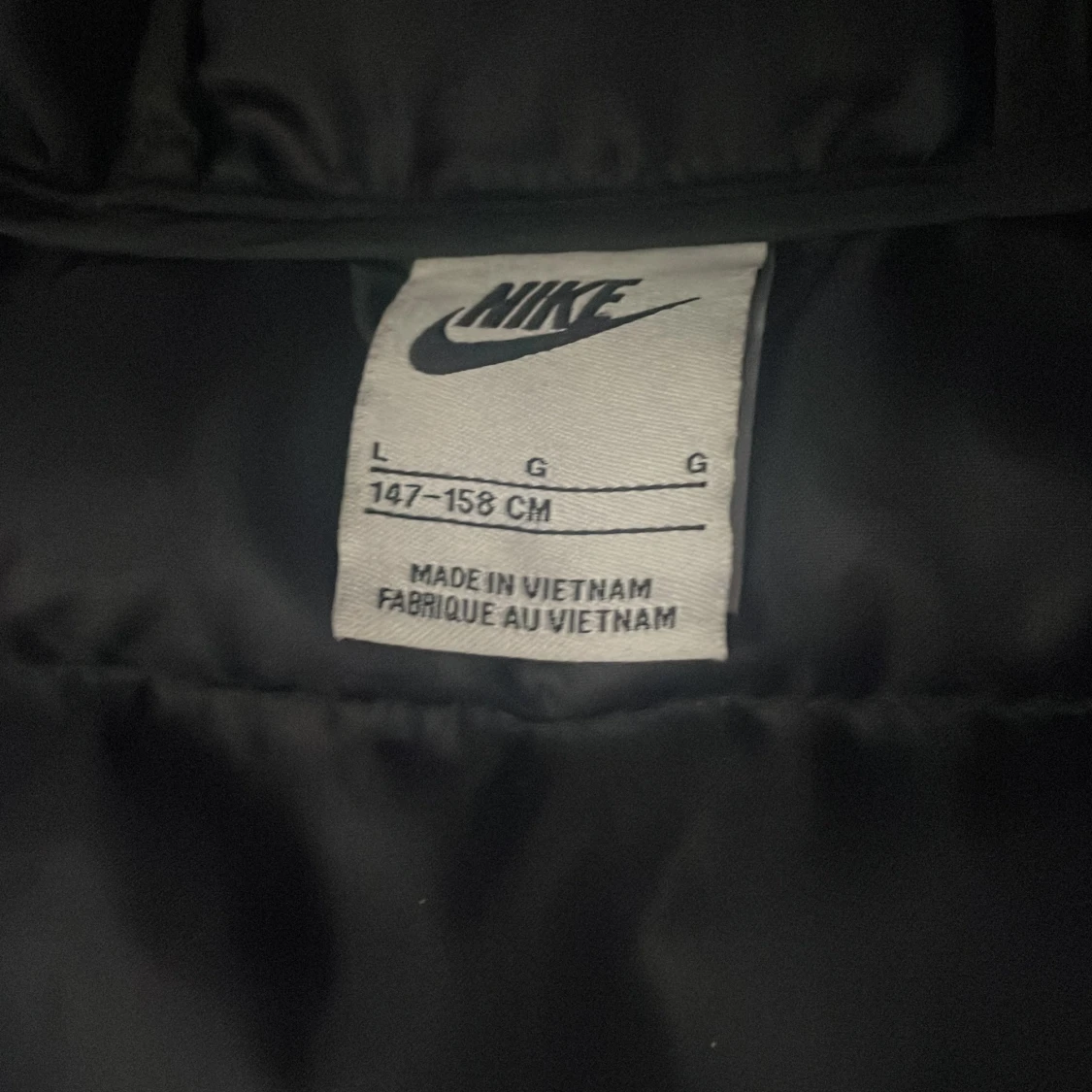 Svart pufferjacka från Nike med huva - 2