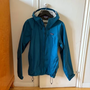 Vindjacka Patagonia - Sparsamt använd vind/regnjacka. Fickor med dragkedja. 