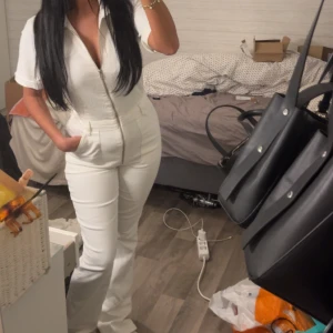 Vit byxdress med dragkedja - Jumpsuit från mango storlek S använd endast 1 gång !