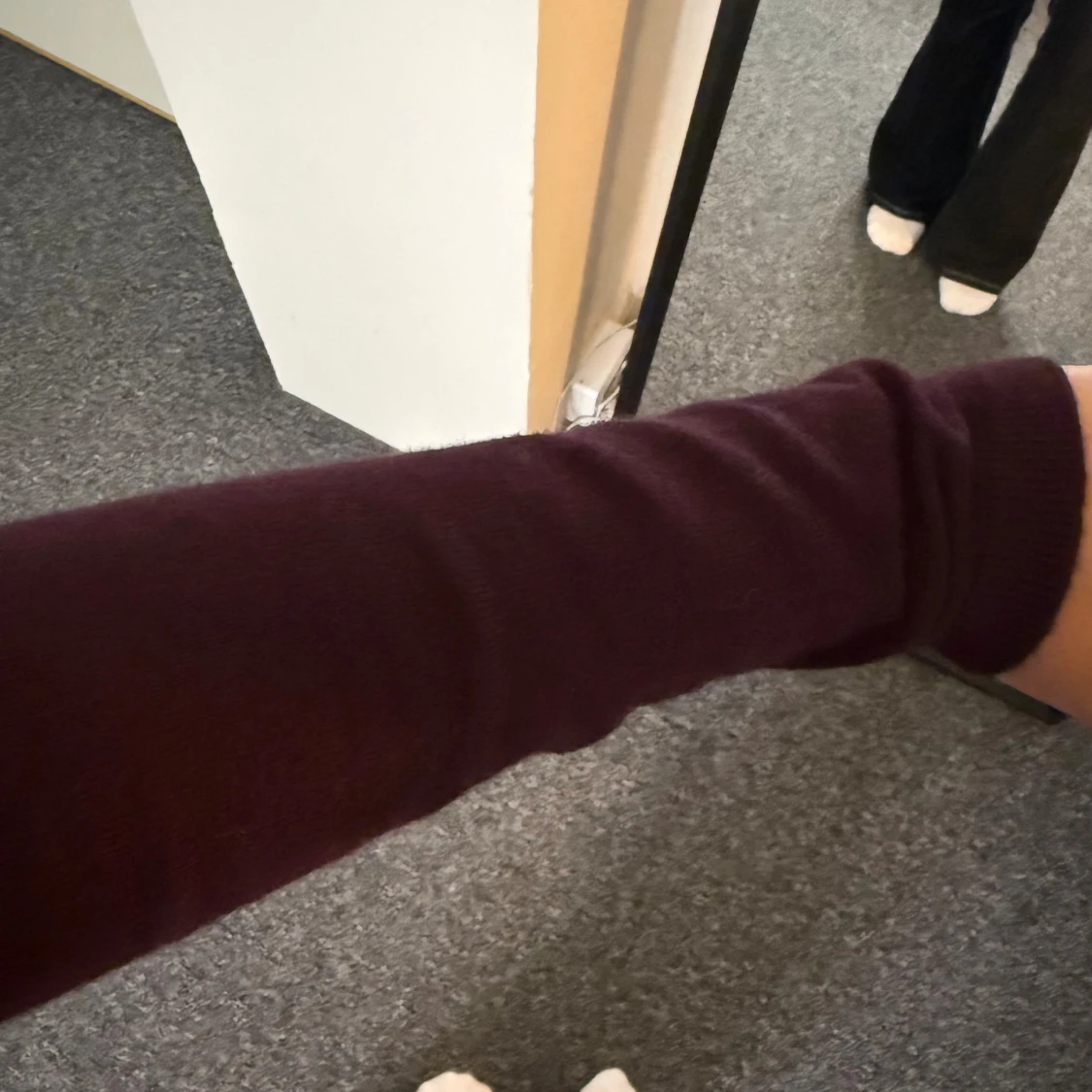 Mörklila stickad långärmad tröja - 1