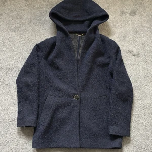 Massimo Dutti  - Tja, säljer en väldigt snygg och stilren cardigan/kofta från Massimo Dutti | Koftan är varm och funkar som en jacka beroende på längd | Stilren och snygg | Han på bilden är 175 | Perfekt nu när de är höst | Storlek S men snarare XS | Kom privat för fler bilder eventuellt frågor angående jackan, mvh Max 🤗