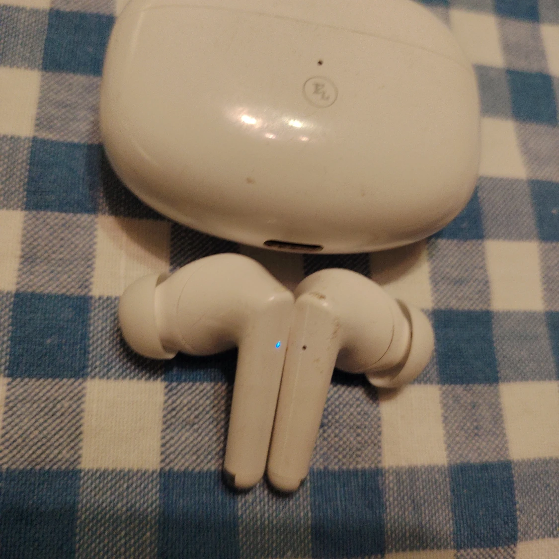 FL True Wireless Pro Hörlurar med buetooth, docka och USB-C laddning