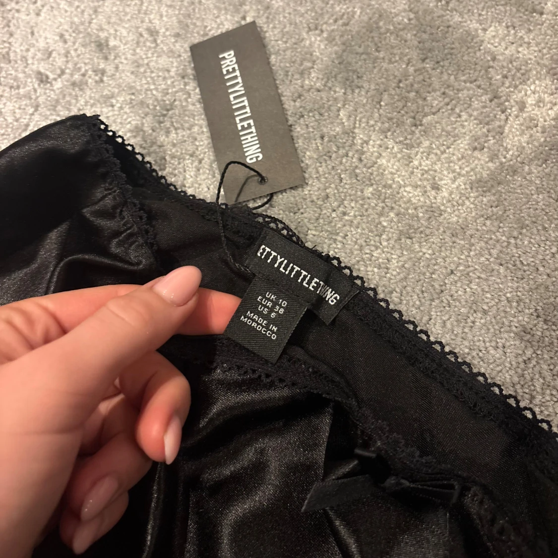 Svart satinkjol från PrettyLittleThing