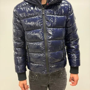 Mörkblå pufferjacka från Rossignol - Glänsig Rossignol Jacka Storlek 150 Junior. Har använt den väldigt få gånger och är näst intill oänvänd