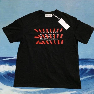 Maison Margiela t-shirt - Skön tisha från margiela i nytt skick , passar perfekt under en overshirt eller en fet kashmirhoodie nu till vintern.