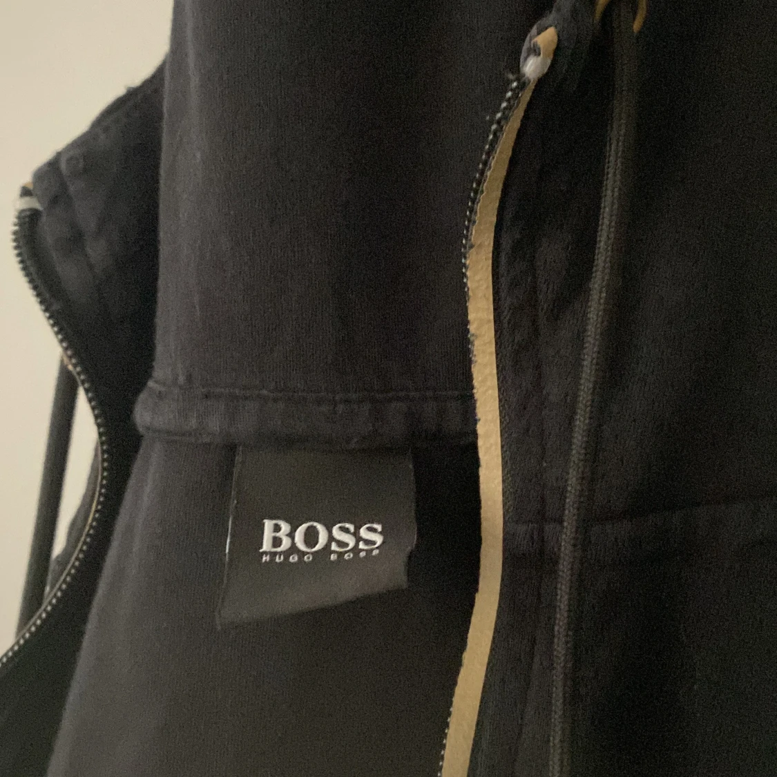 Svart hoodie från Hugo Boss med dragkedja - 1
