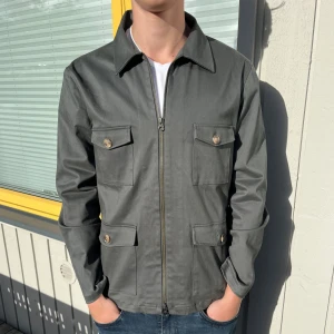  John Henric overshirt  - Snygg grå overshirt från John Henric med fyra fickor framtill. Jackan är i toppskick 9/10 utan synliga defekter. Nypris ligger runt 1500kr men säljs nu för 649kr. Hör gärna av er vid minsta lilla fundering.