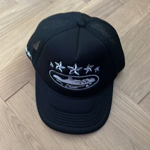 Corteiz cap - Svart. Onesize. Har använt mycket och vill bli av med. Därmed det låga priset.