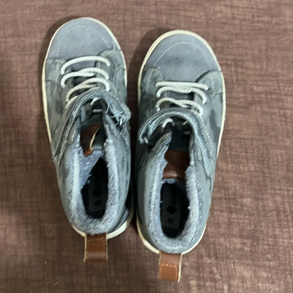 Grå camo sneakers med snörning - 2