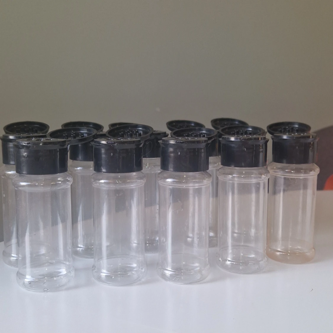 Plastburkar med svart lock, 10-pack - 1