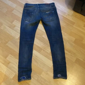 Dondup George jeans - Tja säljer nu ett par dondups. Storlek 29. Dem är i ett fint skick och säljs nu för att dem är för små för mig. Pris ej hugget i sten. Hör av dig vid frågor och funderingar.