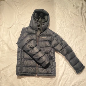 Peak performance jacka  - Oanvänd peak performance dunjacka, bra skick, inga defekter. Storlek S/M