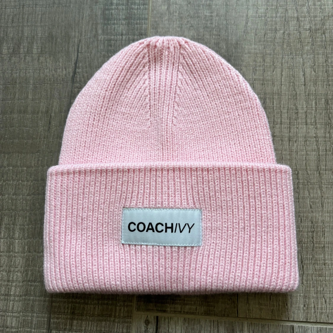 Ljusrosa ribbstickad mössa COACH IVY