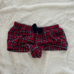Hollister mini pyjamas shorts  - Ett par shorts från Hollister i storlek S. Rakt över midjemått: 33/34cm. Jag fraktar inom 24h. Se liknande plagg i min profil! 