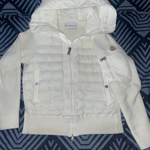 Moncler Cardigan  - Säljer min Moncler för den inte passar mig längre. Den är  nästan ny skick är bara använd i 2 månader. 