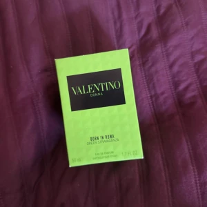 Valentino Donna Born in Roma parfym - Valentino Donna Born in Roma Green Stravaganza, 50 ml Eau de Parfum.  ca 45ml kvar