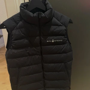 Svart dunväst från Sail Racing - Svart dunväst från Sail Racing💕säljer den då den är för liten för mig. Köparen står för frakt✨