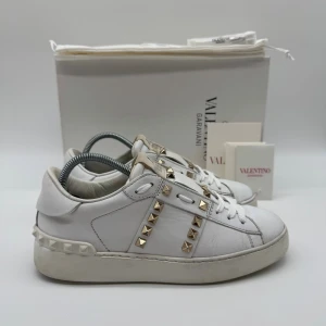 VALENTINO ROCKSTUD - Valentino rockstud - Skick: 8/10 - Storlek 36,5 sitter som 37 - Tillbehör: Enbart skorna -  Nypris 7700kr - Hör av dig vid minsta fundering