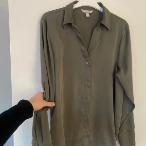 Blus - "satin" blus från H&M