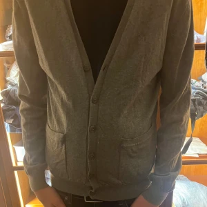 Tiger of sweden cardigan - Säljer en stilren grå kofta från tiger of sweden. Storlek M och knappast använd. Priset är något som går att diskuteras! 💯