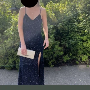Balklänning i glitter BOOHO - Endast använd på balen och har inga defekter!❤️köpt för 1600