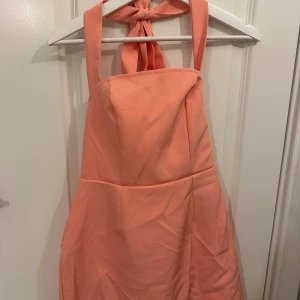 Söt klänning  - Söt rosa klänning. Figursyd med midja och höfter