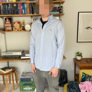 Ljusblå polo skjorta - Ljusblå polo skjorta, inga skador. Storlek M