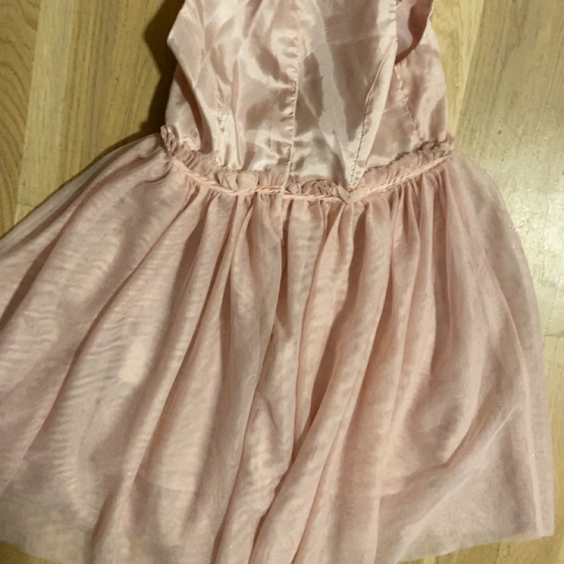 Ljusrosa klänning med blomdetalj H&M - 1