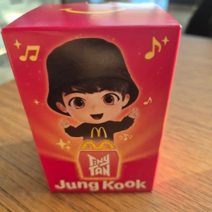 TinyTAN Jung Kook Figur - Samlarfigur från TinyTAN-serien föreställande Jung Kook. Levereras i originalförpackning.