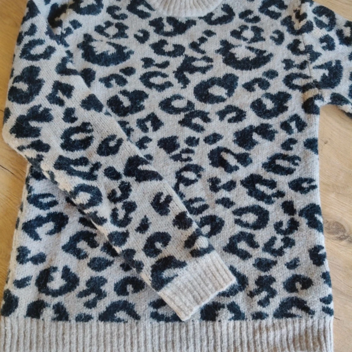 Beige leopardmönstrad stickad tröja