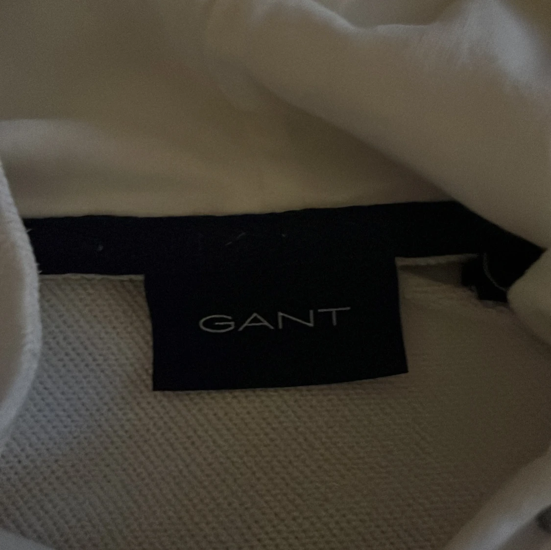 Vit hoodie från GANT med tryck - 1