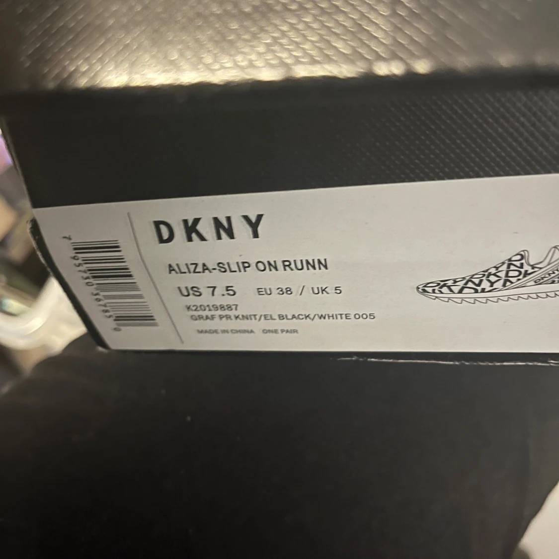 Svart-vita slip-on sneakers från DKNY - 3