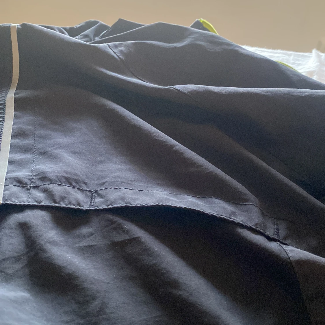 Svart vindjacka från SOC med neon-detaljer - 1