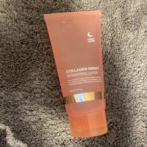 Collagen Night Wrapping Mask - En nattmask med kollagen i en snygg rosa tub med gulddetalj. Masken är framtagen för att ge huden extra fukt och näring under natten. Innehåller 75 ml och appliceras som sista steget i hudvårdsrutinen innan läggdags.