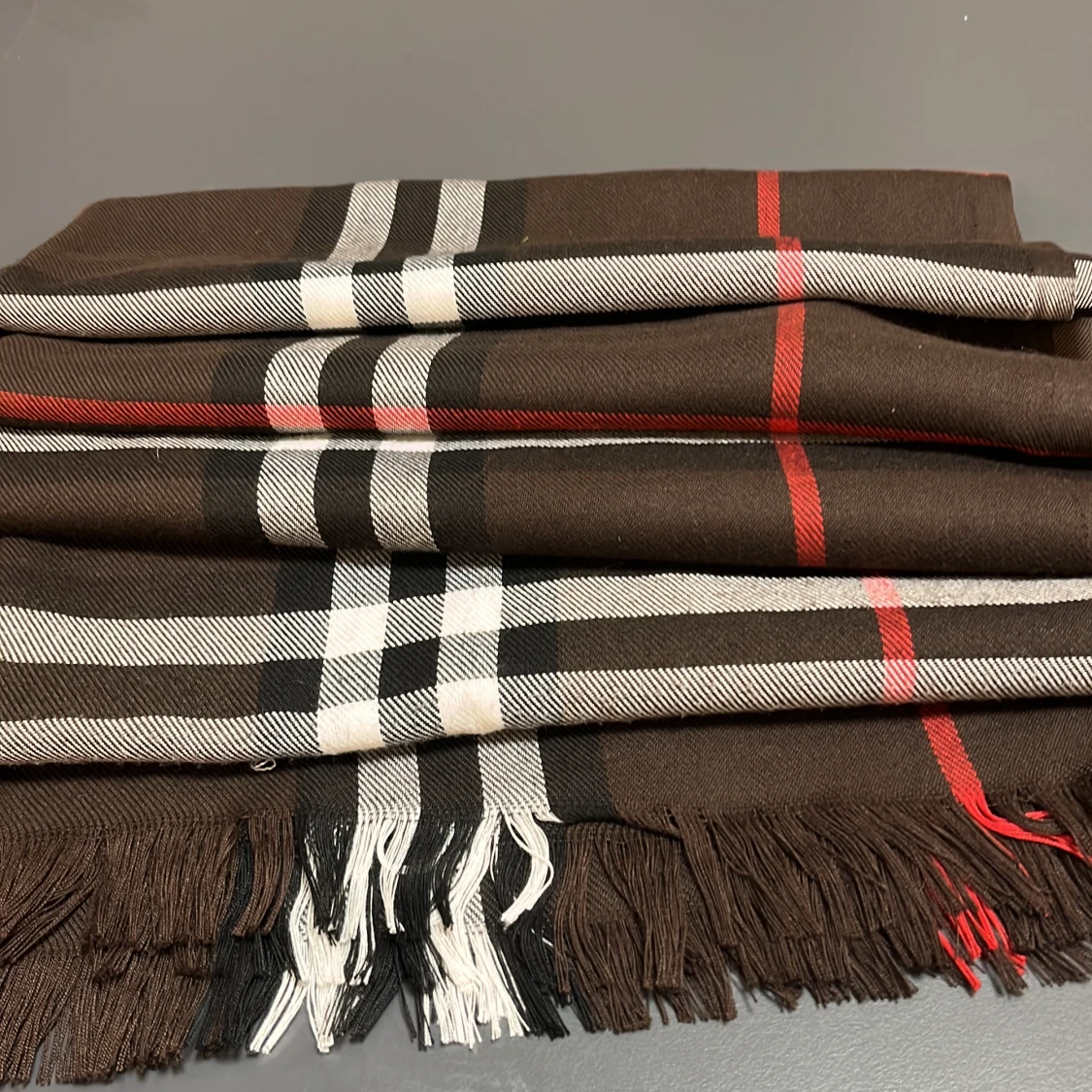 Brun rutig halsduk från Burberry - 1