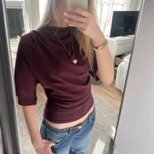 Vinröd topp - Min absoluta favorit topp💕💕 som tyvärr blivit för liten den är ifrån Gina tricot och säljs tyvärr inte längre i storlek xs 