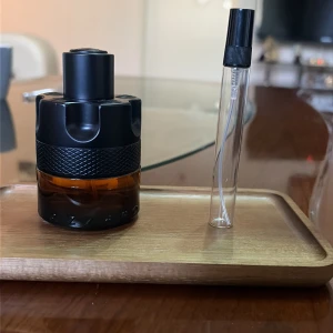 10ml Azzaro most wanted Parfum - Tjena säljer 10ml sample av Azzaro most wanted Parfum för ett rimligt pris, Gratis sample ingår vid köp