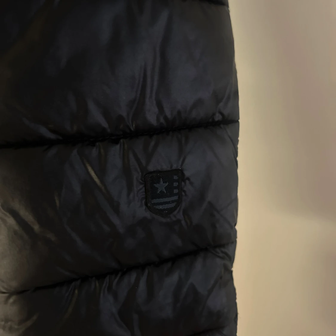 Svart quiltad pufferjacka Bondelid - 4