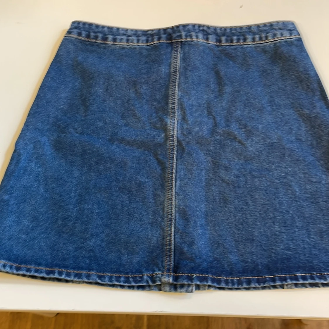 Blå jeans minikjol med knappar framtill - 2