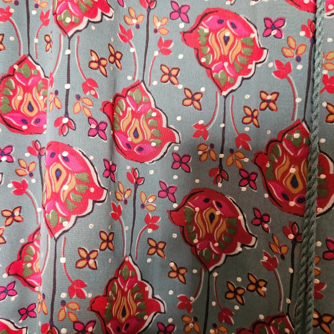 Blommig blus med knytband och tofsar - 1