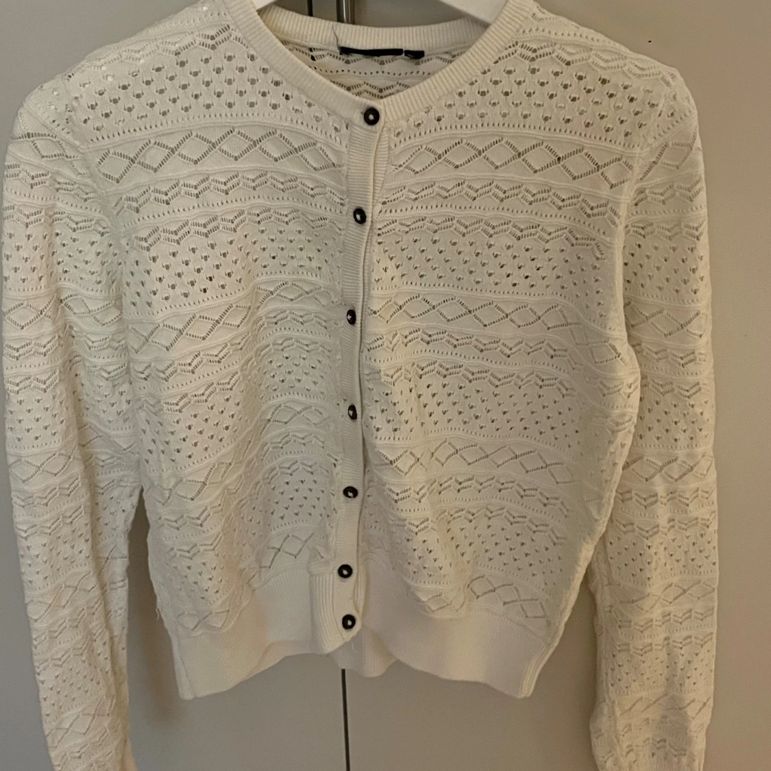 Vit stickad kofta med knappar