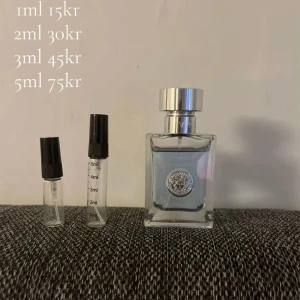 Versace parfym i mindre flaskor - Prova Versace parfym i praktiska mindre flaskor, perfekt för att ta med sig. Välj mellan 1ml, 2ml, 3ml eller 5ml. Snygg och stilren design med Versace-logga på flaskan.