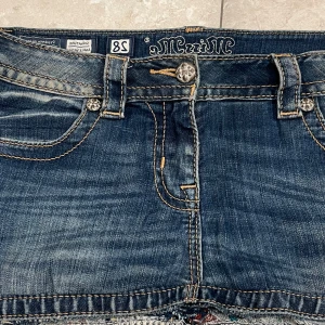 Jeans kjol  - Jätte fin jeans kjol från miss me, storlek w28 skulle säga att den passar från w27-30. Lite sliten längst ner som man ser på sista bilden och det är själva modellen och det ska vara så. 