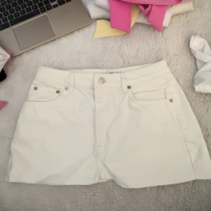 jeans kjol - ganska kort jeans kjol som jag klippt själv därav priset❤️ För stor på mig därav inga bilder på heller